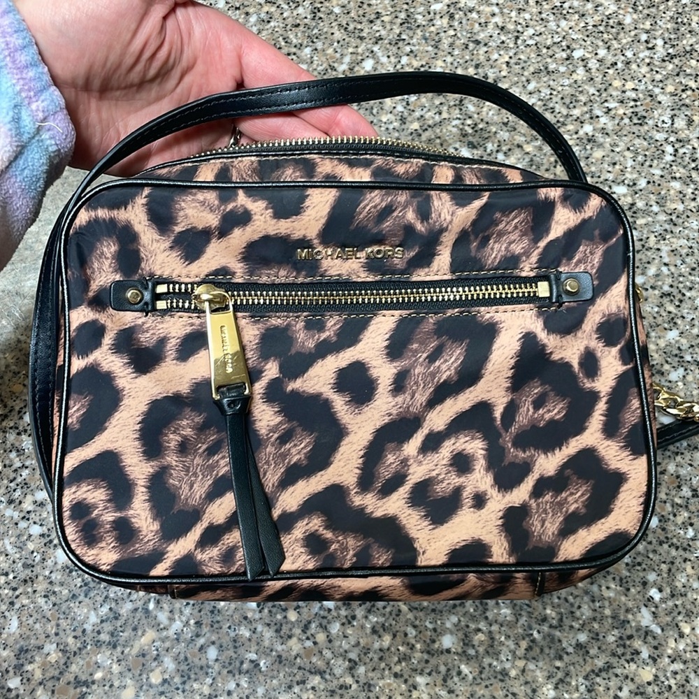 💛🖤🐆Michal Kors cross body purse